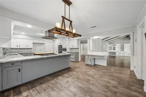 $695,000 | 10636 North Dowling Road, College Station, TX 77845