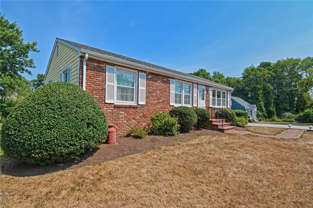 23 Narrows Road Bristol, RI 02809 - Photo 3 of 36