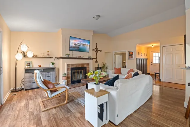 $345,000 | 1551 Glacier Parkway, Algonquin, IL 60102