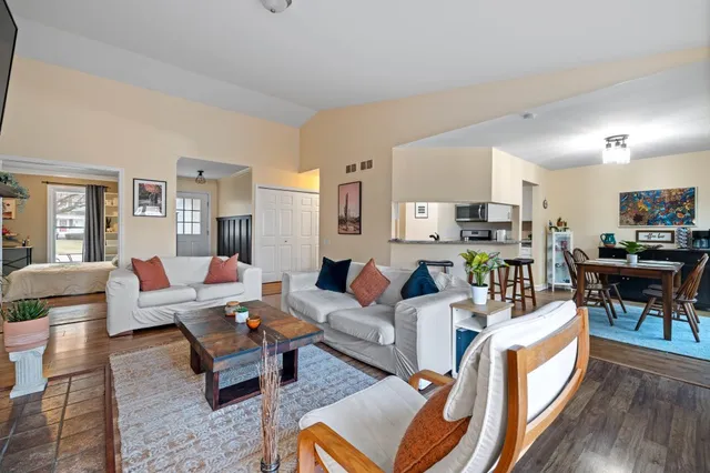 $345,000 | 1551 Glacier Parkway, Algonquin, IL 60102