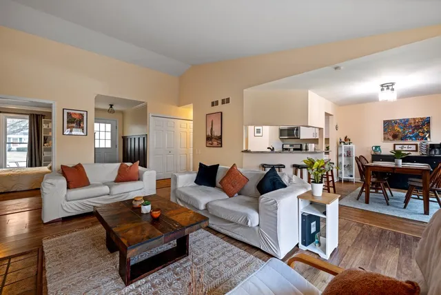 $345,000 | 1551 Glacier Parkway, Algonquin, IL 60102