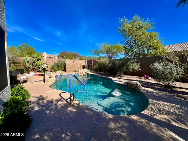 a view of a backyard
