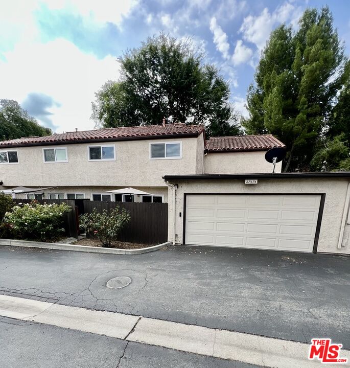 27574 Rondell Street Agoura Hills, CA 91301 - Photo 21 of 26 a view of a terrace
