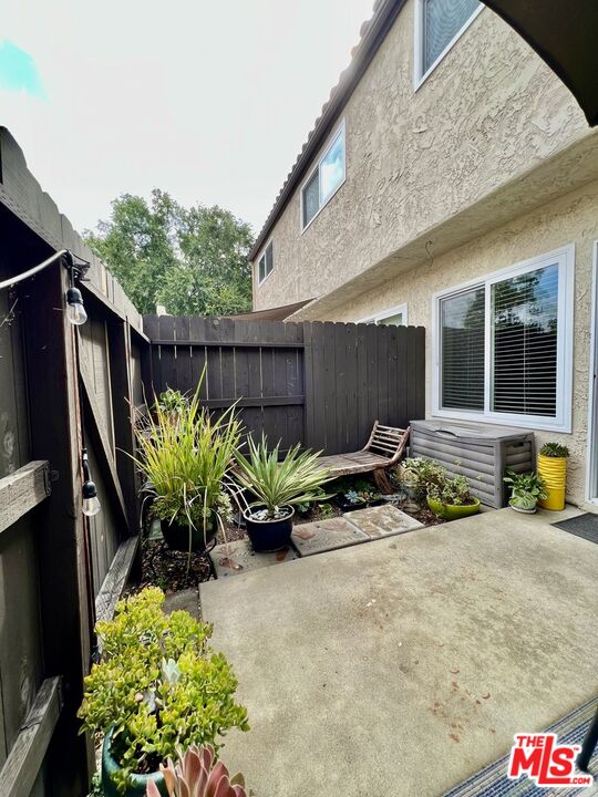 27574 Rondell Street Agoura Hills, CA 91301 - Photo 10 of 26 a blue sign sitting in front of a house