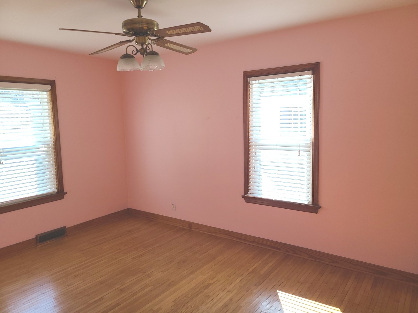 1045 North 9th Street Rochelle, IL 61068 - Photo 17 of 27 an empty room with a window