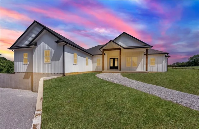 $699,999 | 19657 Mather Road, Sedalia, MO 65301