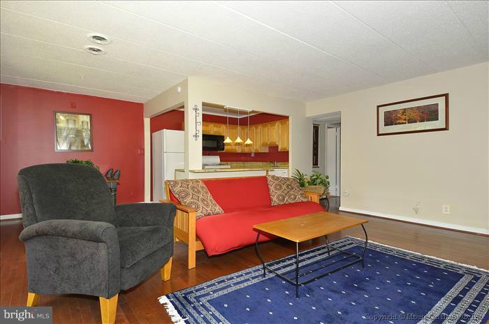 2634 Fort Farnsworth Road, Unit 2D Alexandria, VA 22303 - Photo 2 of 21 Living Room