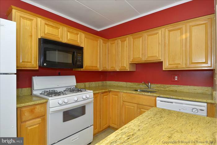 2634 Fort Farnsworth Road, Unit 2D Alexandria, VA 22303 - Photo 14 of 21 Kitchen