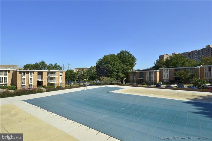 2634 Fort Farnsworth Road, Unit 2D Alexandria, VA 22303 - Photo 19 of 21 Outdoor Pool