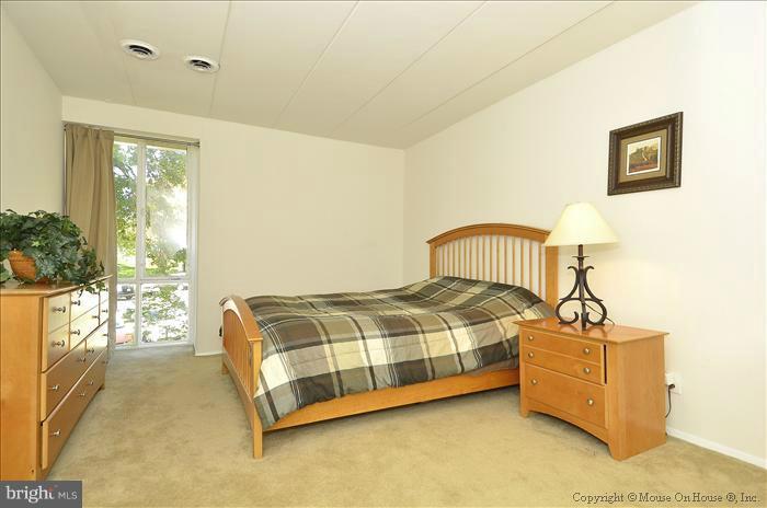 2634 Fort Farnsworth Road, Unit 2D Alexandria, VA 22303 - Photo 4 of 21 Bedroom (Master)