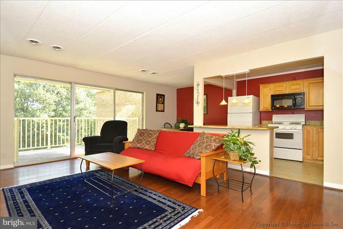 2634 Fort Farnsworth Road, Unit 2D Alexandria, VA 22303 - Photo 6 of 21 Living Room