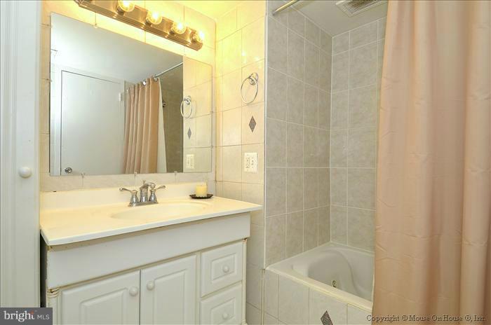 2634 Fort Farnsworth Road, Unit 2D Alexandria, VA 22303 - Photo 9 of 21 Bath