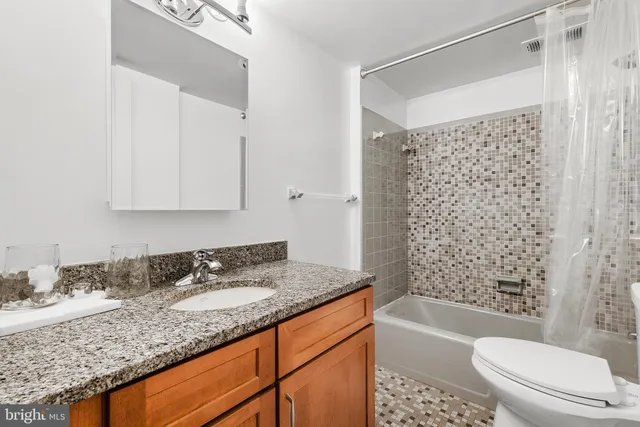 a view of empty room with window