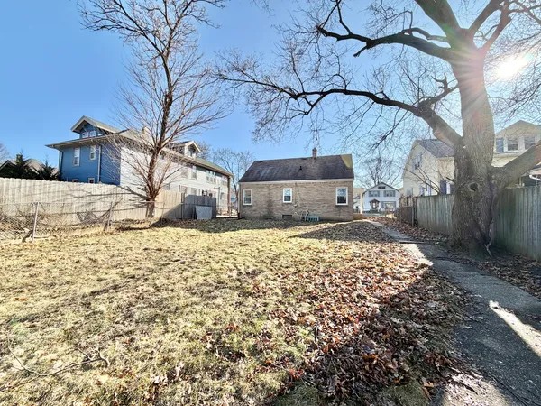 a view of a yard with a house