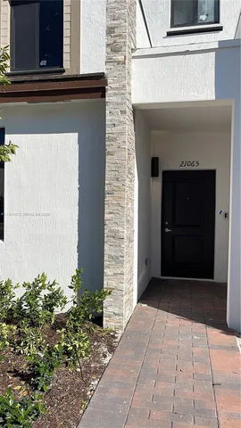 $3,000 | 21065 Northeast 8th Avenue, Miami, FL 33162