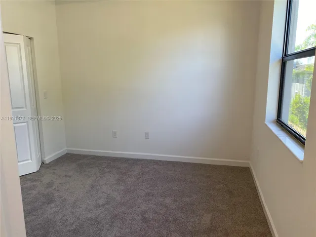 $3,000 | 21065 Northeast 8th Avenue, Miami, FL 33162