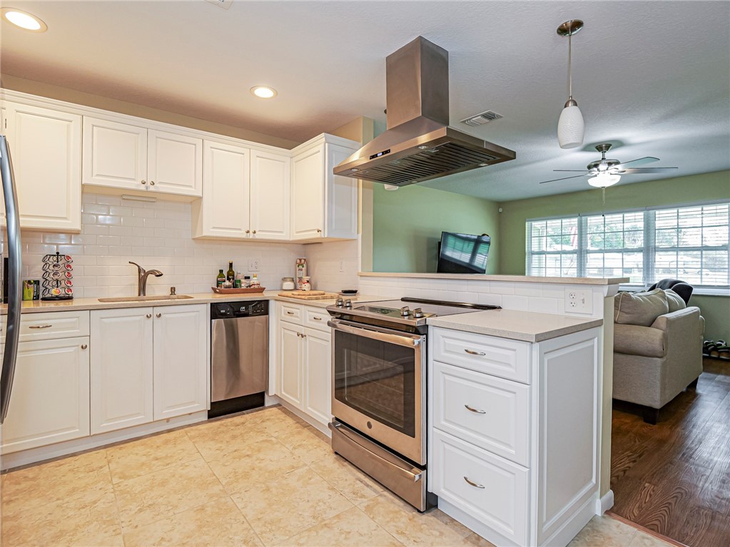 573 Autumn Terrace Sebastian, FL 32958 - Photo 10 of 36