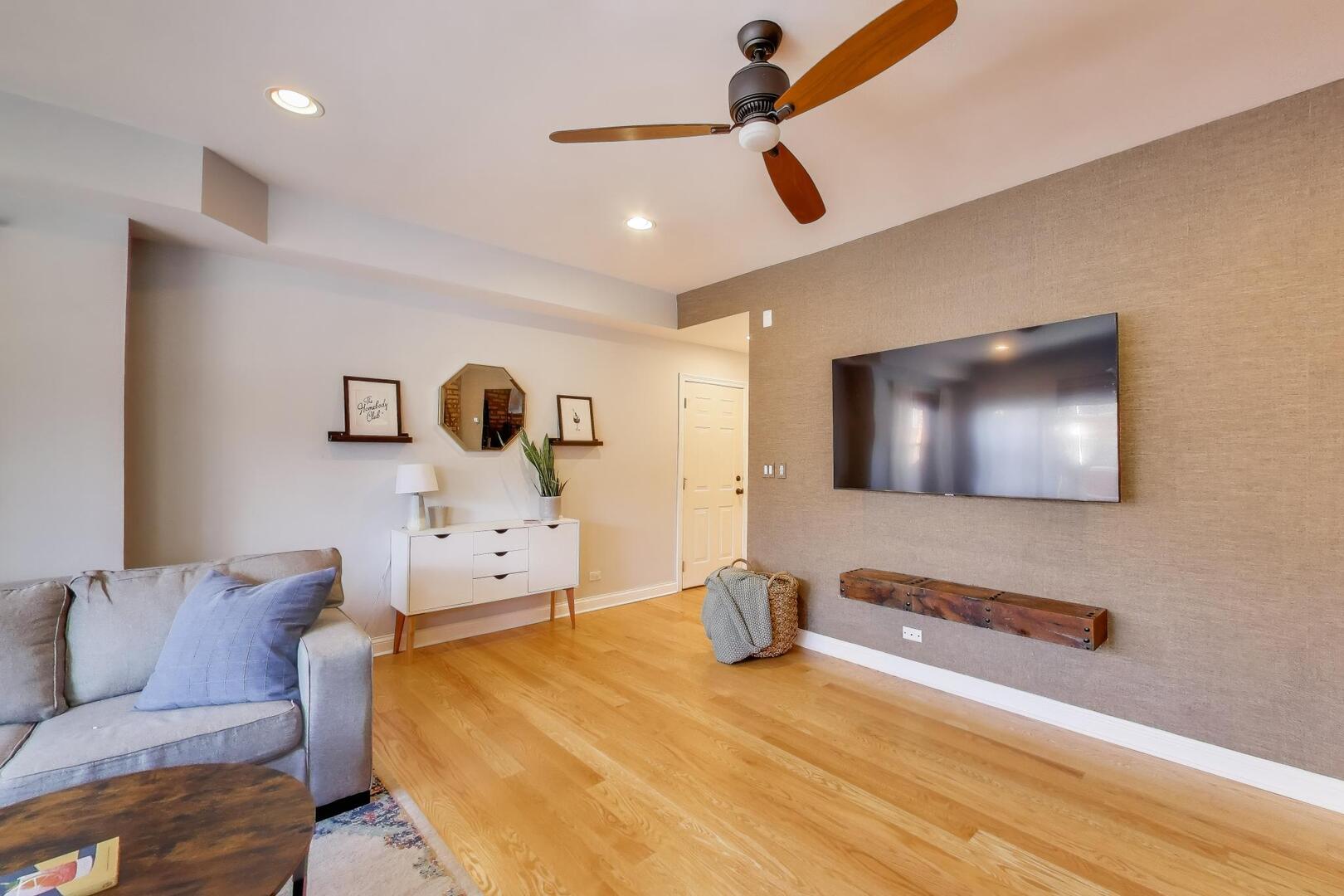 2537 North Hamlin Avenue, Unit 1S Chicago, IL 60647 - Photo 6 of 22 a living room with furniture and a ceiling fan