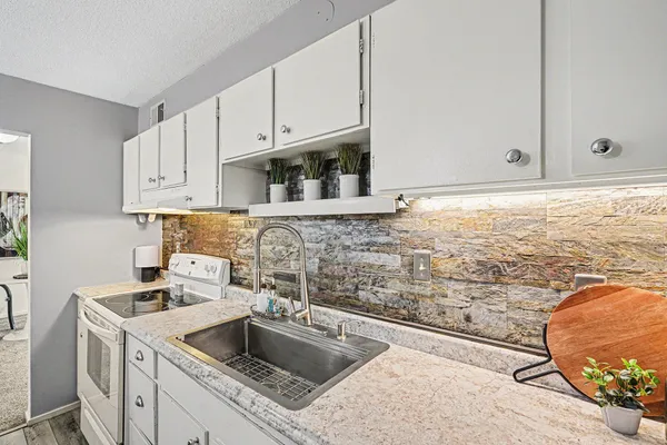 $138,000 | 6423 Colony Way, Unit 3L, Edina, MN 55435