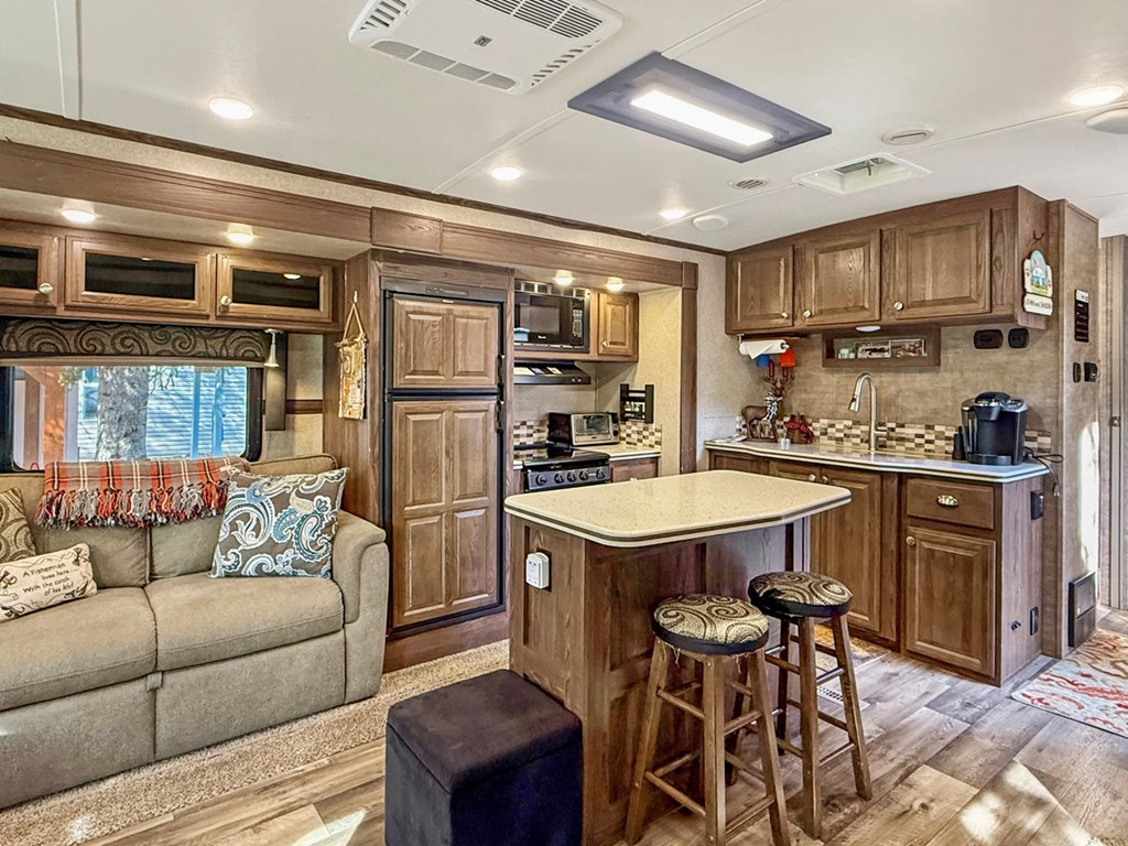 45 A Street Cascade, ID 83611 - Photo 5 of 19 Comfortable Expansive Living Spacee