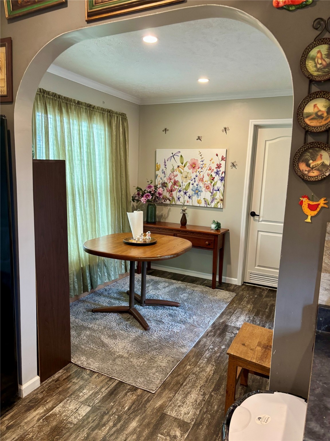 707 Bill Rasbeary Road Groveton, TX 75845 - Photo 28 of 48 a living room with furniture and a potted plant