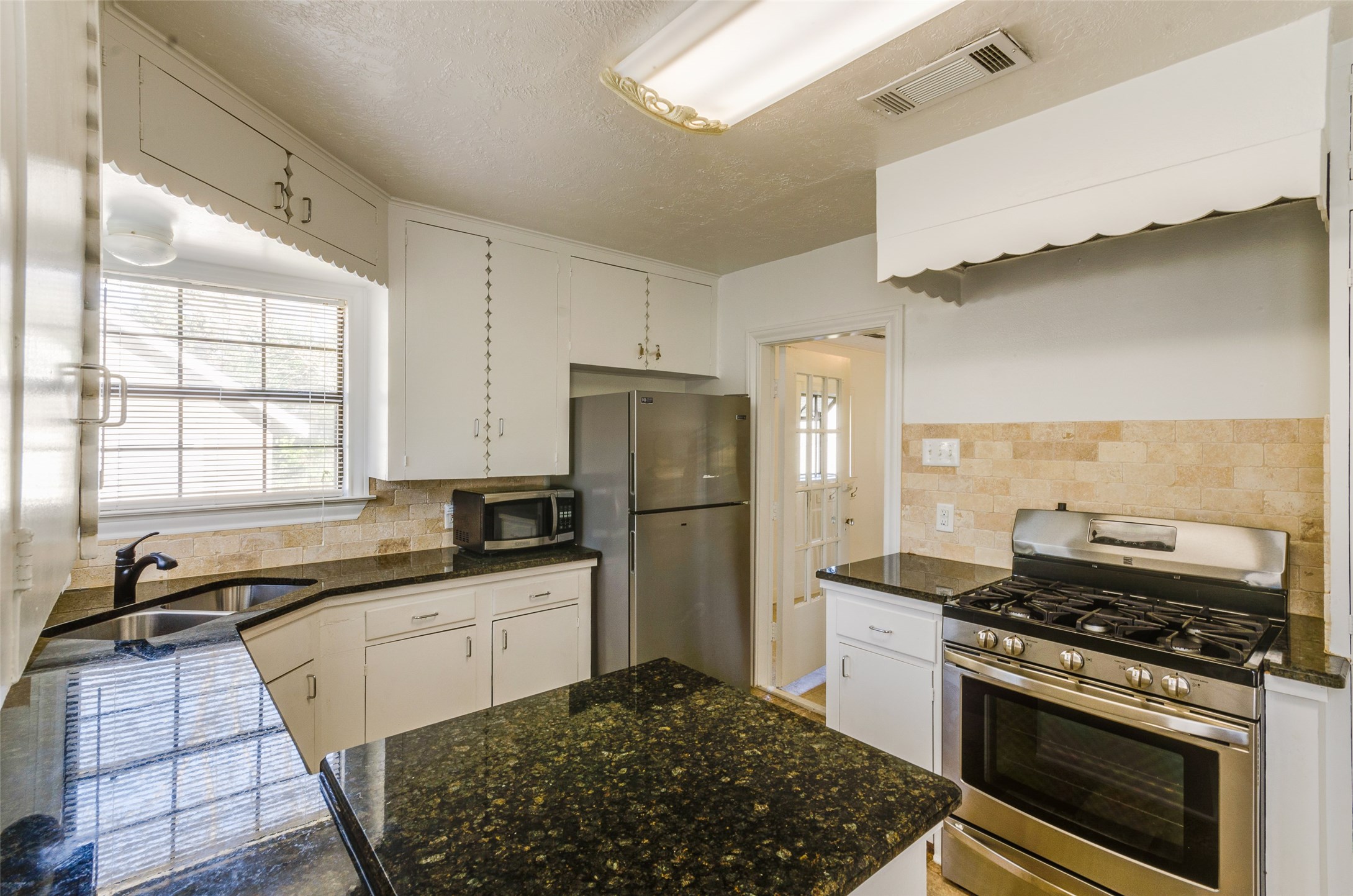 236 West 31st Street Houston, TX 77018 - Photo 11 of 36 Granite counters, multiple windows