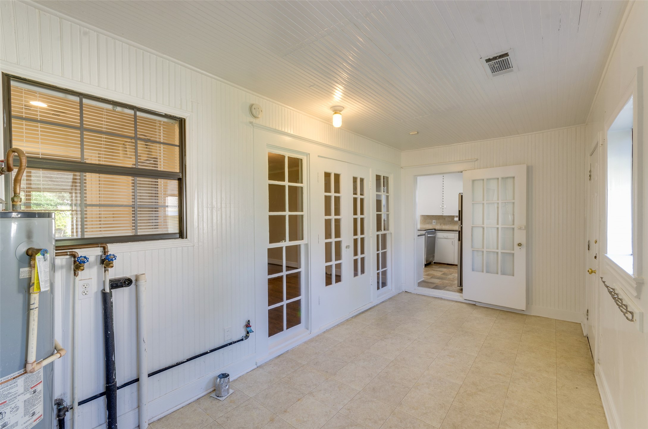 236 West 31st Street Houston, TX 77018 - Photo 31 of 36 Huge indoor laundry, storage space