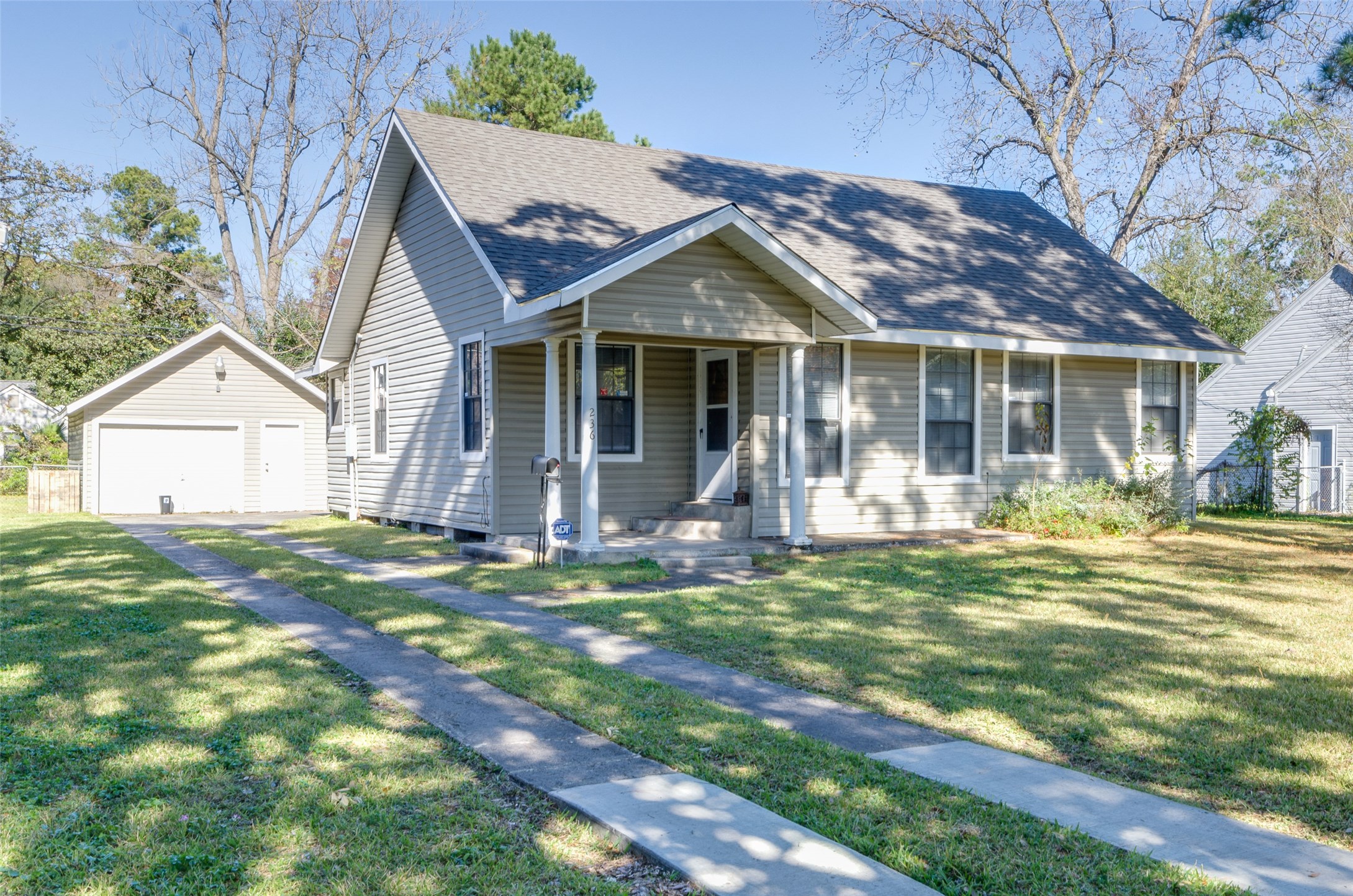236 West 31st Street Houston, TX 77018 - Photo 4 of 36 GARDEN OAKS quet street, tree shaded front yard
