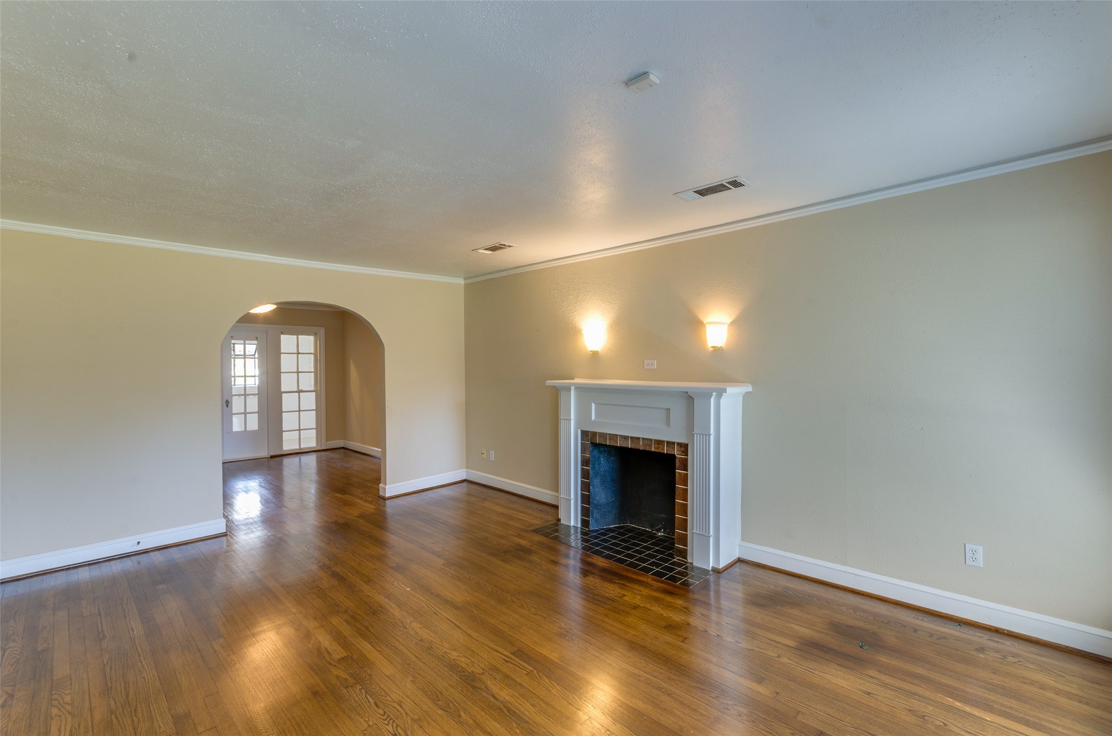 236 West 31st Street Houston, TX 77018 - Photo 6 of 36 Full hardwood floors, great closet space, updated baths