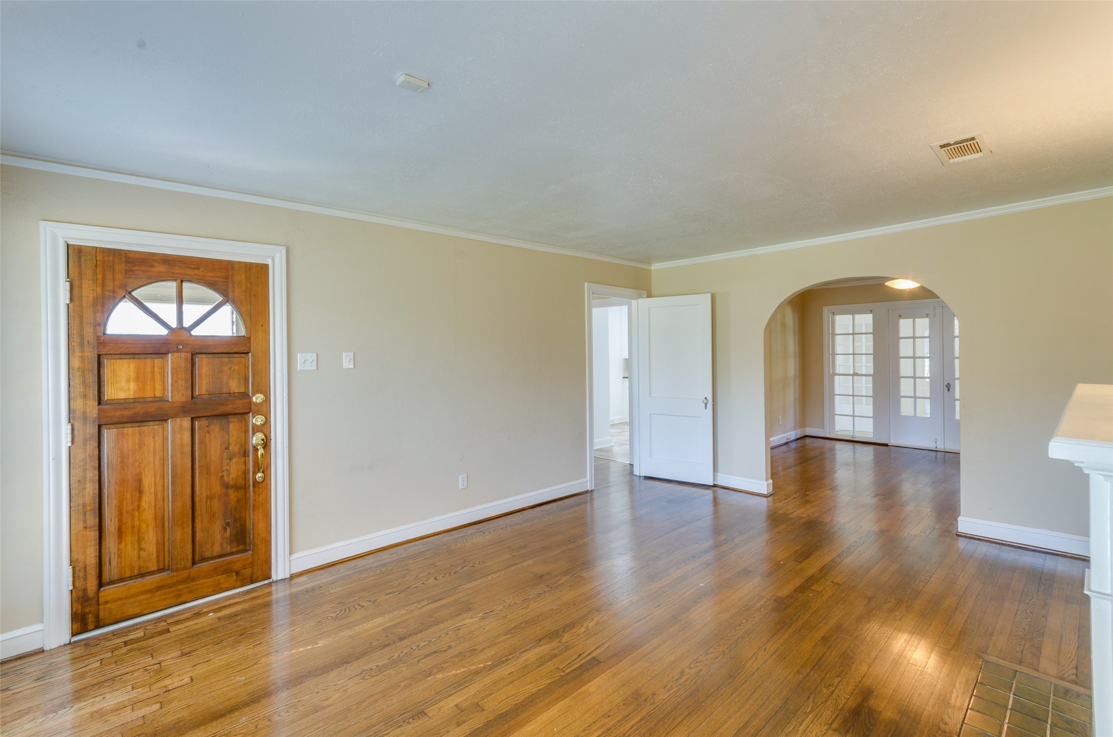 236 West 31st Street Houston, TX 77018 - Photo 7 of 36 Looking at front door, doorway to right extra room for office, updated kitchen, big laundry room