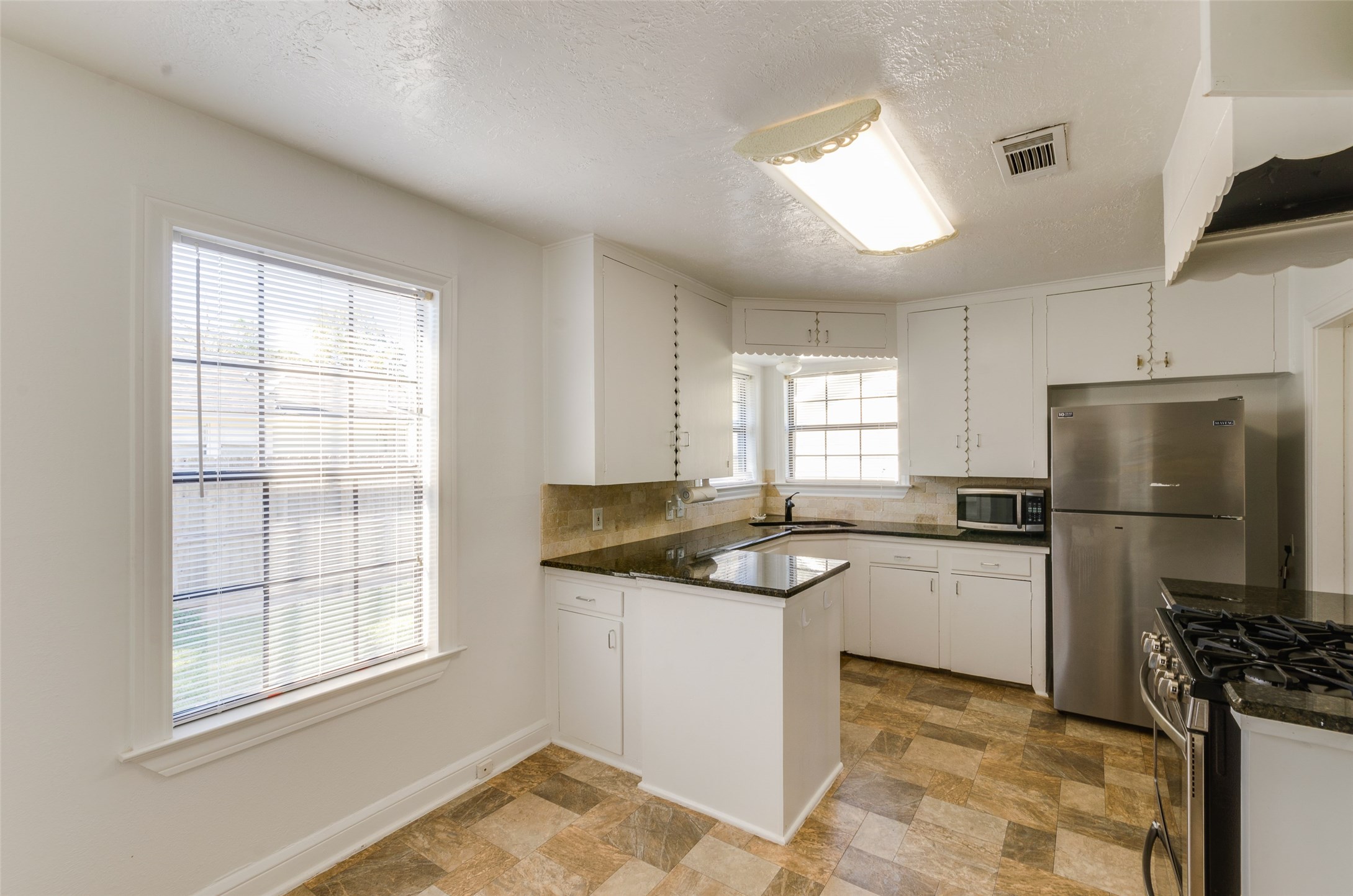 236 West 31st Street Houston, TX 77018 - Photo 9 of 36 Updated kitchen with breakfast nook