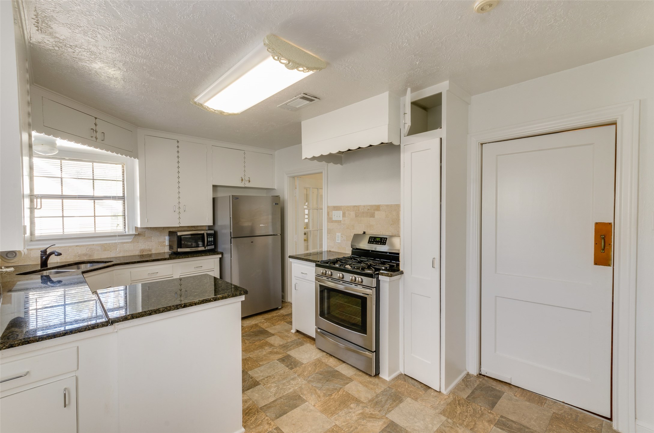 236 West 31st Street Houston, TX 77018 - Photo 10 of 36 Standing in breakfast room looking thru kitchen