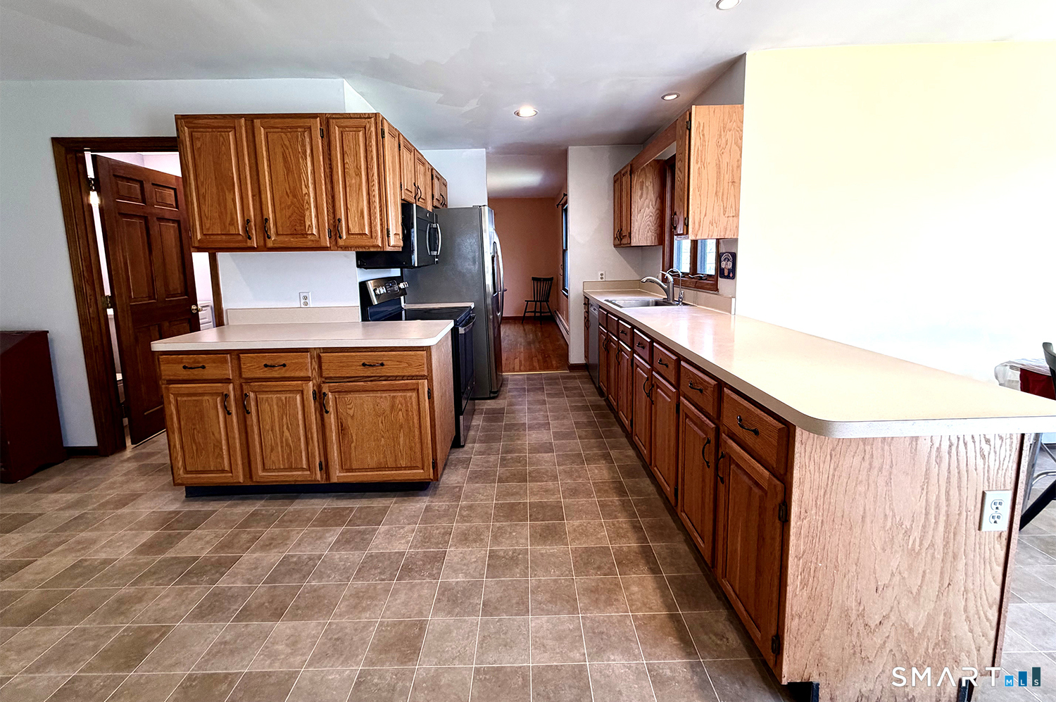 1822 Stratfield Road Fairfield, CT 06825 - Photo 5 of 20