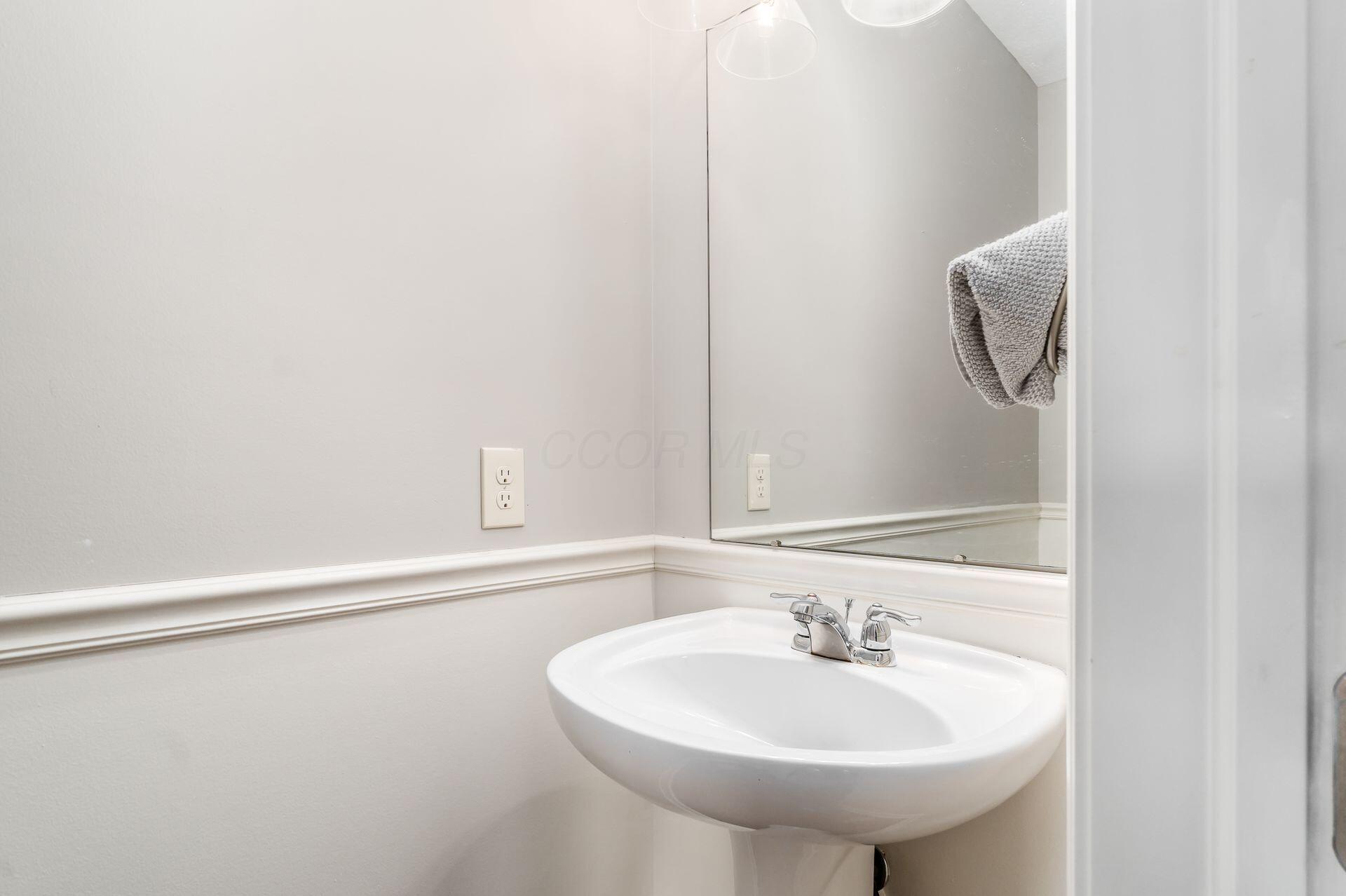 8366 Marwithe Place New Albany, OH 43054 - Photo 16 of 46 1st Floor Half Bath