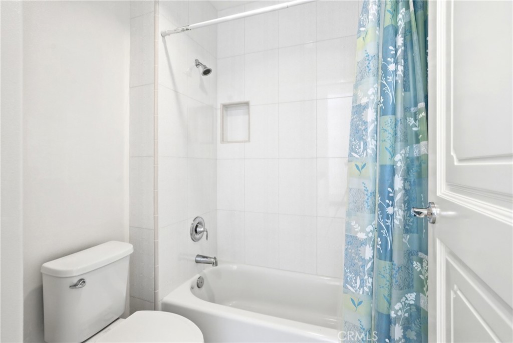585 Vía Pueblo Riverside, CA 92507 - Photo 24 of 61 Bathroom #1