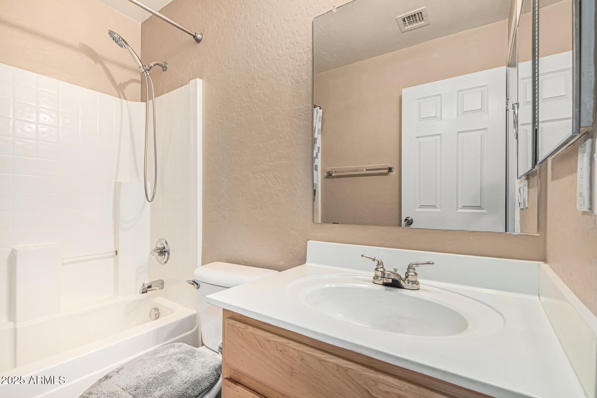 1634 East Harwell Road Phoenix, AZ 85042 - Photo 30 of 44 a bathroom with a bathtub and a sink