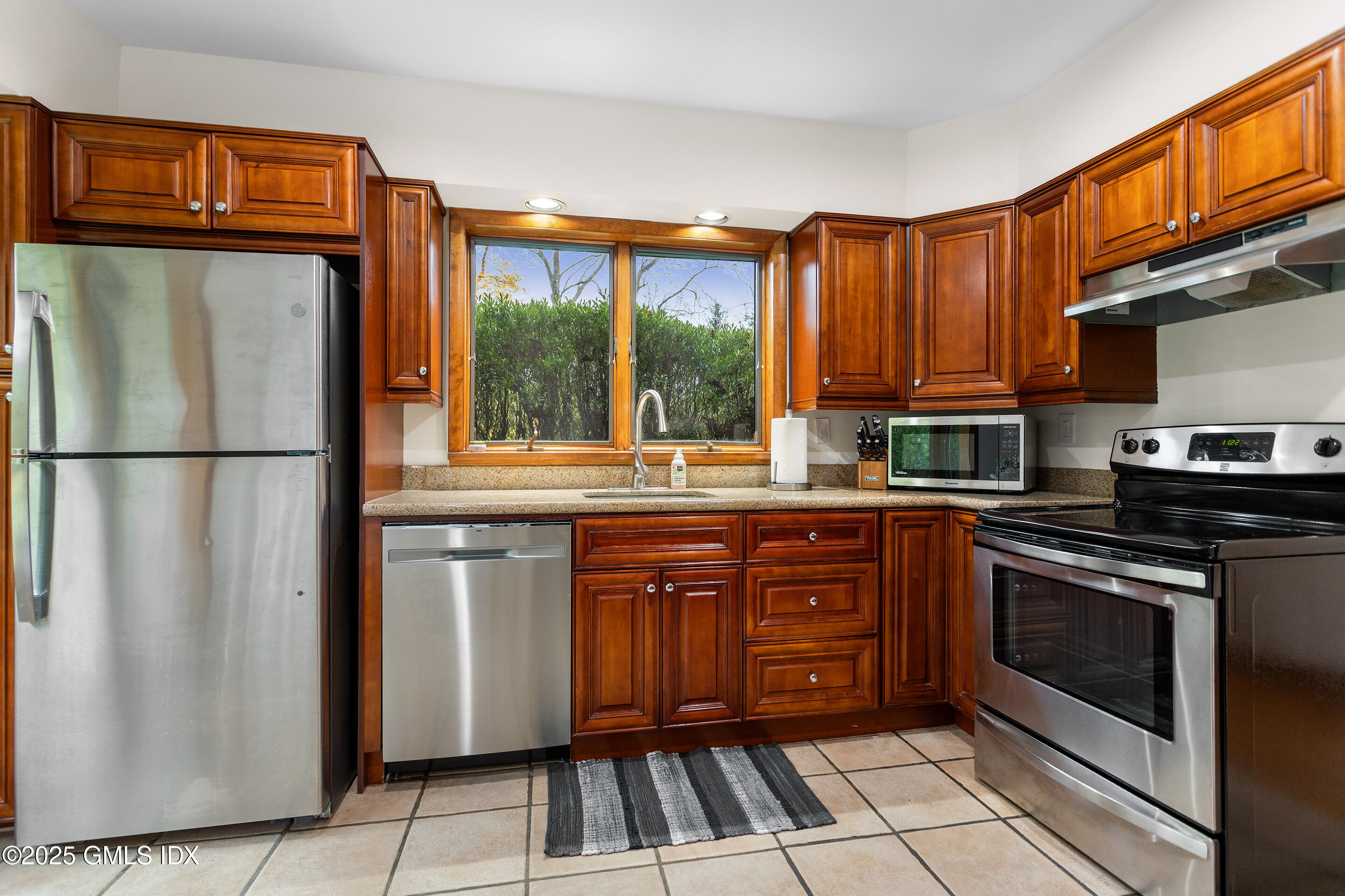 425 Taconic Road, Unit COTTAGE Greenwich, CT 06831 - Photo 4 of 15 e0ryyvjg9axe0ckmfiedhhmgwgil
