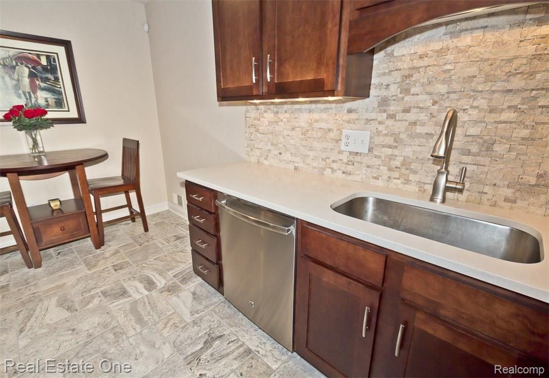 2599 Columbia Road, Unit 10 Berkley, MI 48072 - Photo 10 of 25 IMG_6305.jpg