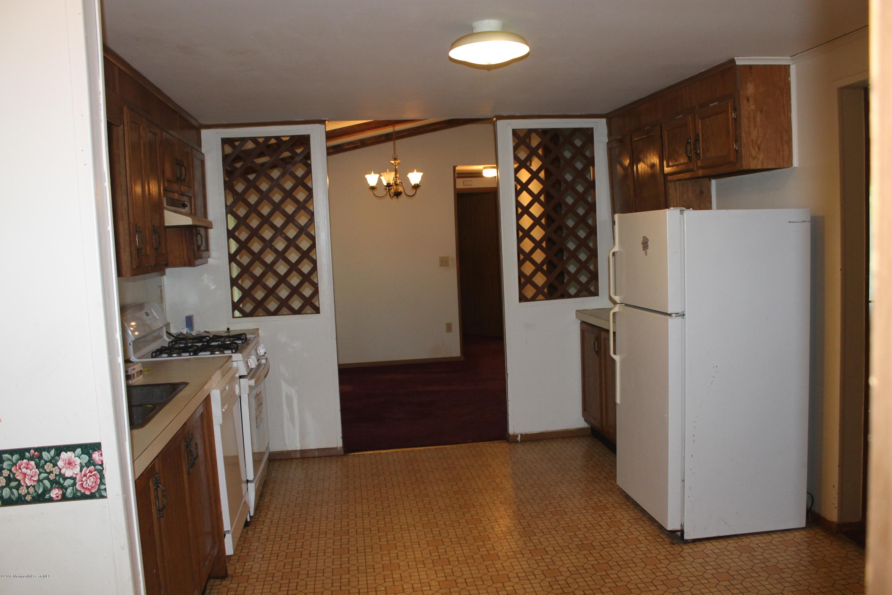 185 Cedar Swamp Road Jackson, NJ 08527 - Photo 27 of 36 a kitchen with a refrigerator and a stove