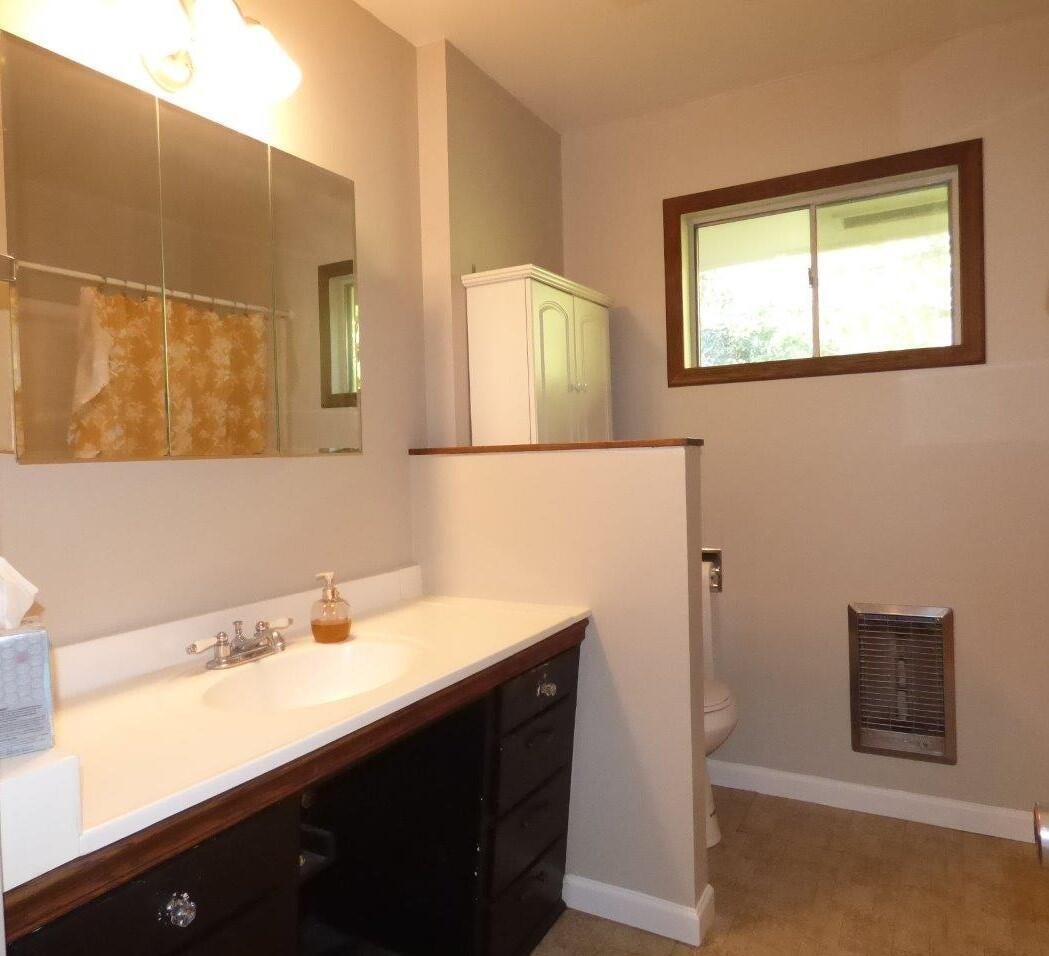 822 West Harbeck Road Grants Pass, OR 97527 - Photo 31 of 40 Bathroom in Hallway