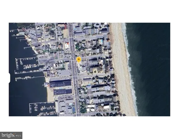 a black and white photo of a building
