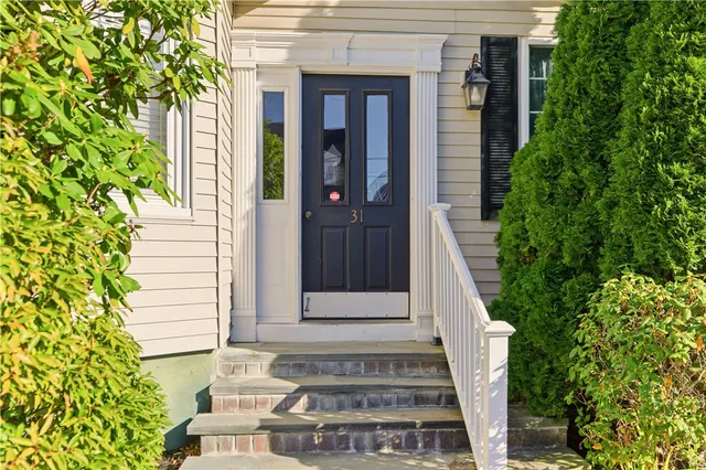$2,100 | 31 Bayside Avenue, Unit 4, Newport, RI 02840