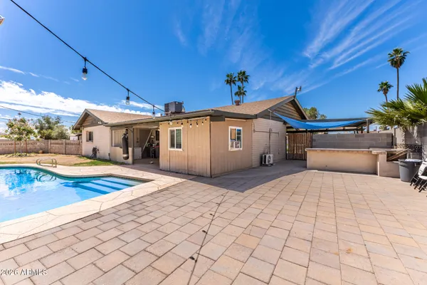 a view of a backyard