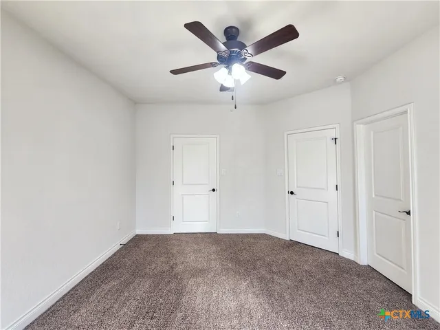 a view of a livingroom and a ceiling fan