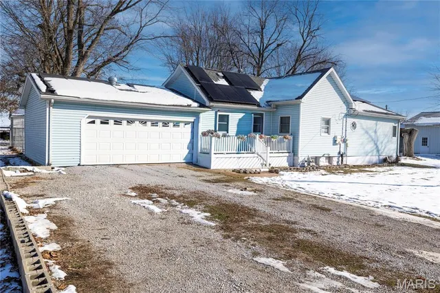 $153,500 | 402 East Allen Avenue, Witt, IL 62094
