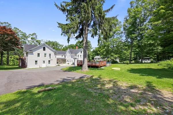 a view of a house with backyard and garden