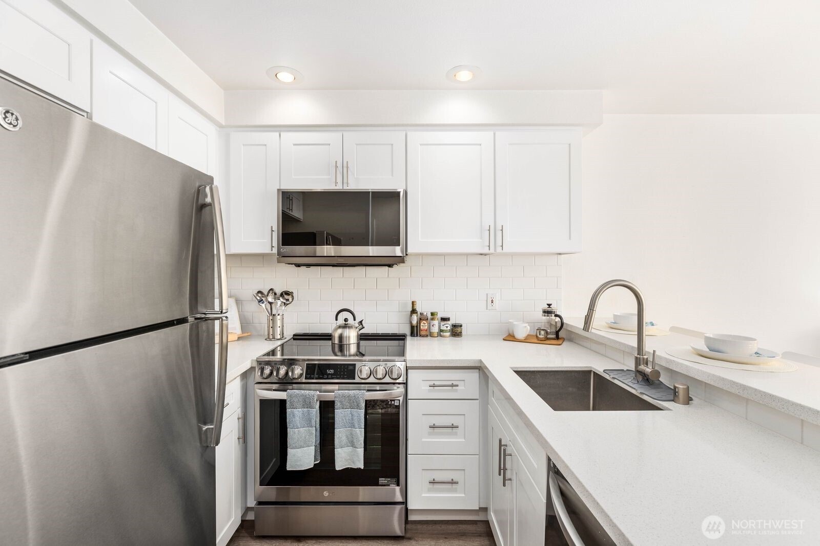 10237 Southeast 3rd Street, Unit 5 Bellevue, WA 98004 - Photo 4 of 35
