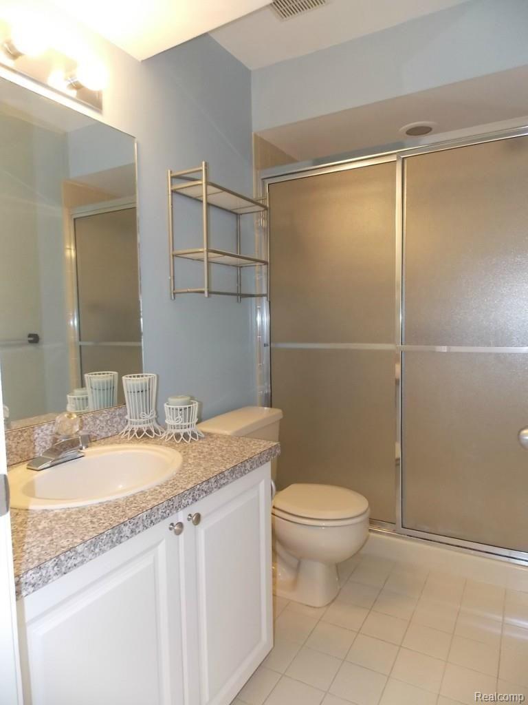 556 Harrow Court, Unit 47 Rochester, MI 48307 - Photo 14 of 28 Master Bath of Master Bedroom