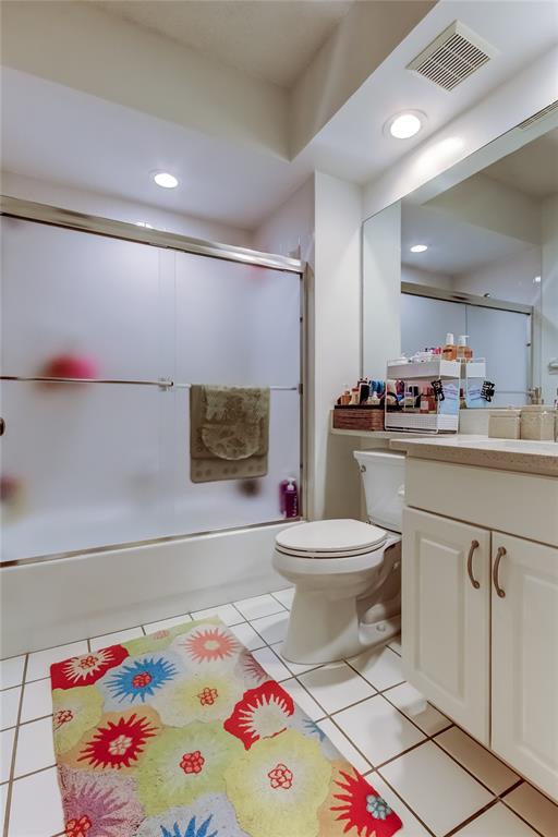 6205 Shoreline Drive, Unit 1304 Seminole, FL 33708 - Photo 31 of 57 a very nice looking room with a couch