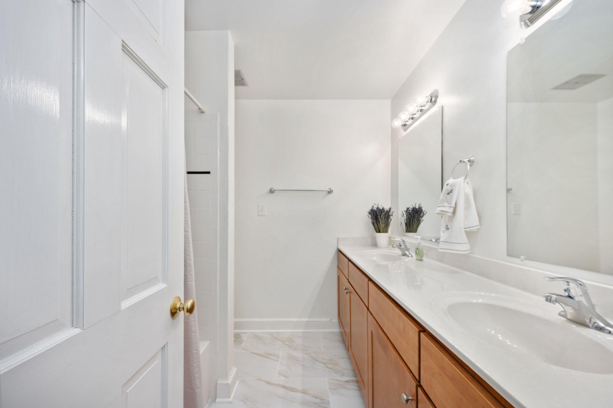 5699 Red Brick Road Warrenton, VA 20187 - Photo 25 of 35 Hall Bathroom